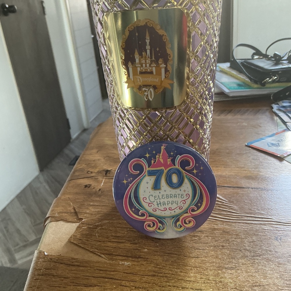 NEW STARBUCKS DISNEYLAND (2025 70TH
ANNIVERSARY PINK & SILVER COFFEE 
TUMBLER